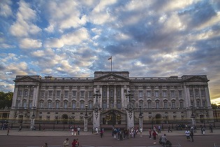 FOTO Farsă cu AI. Londonezii au venit la Palatul Buckingham crezând că vor vedea, în premieră, un Târg de Crăciun