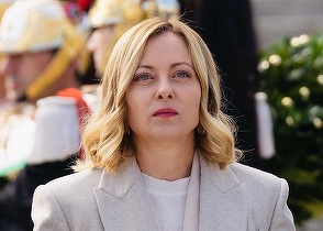 Giorgia Meloni își vinde cadourile 
