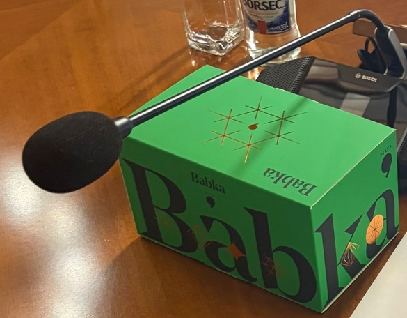 EXCLUSIV FOTO Cadou special de la Bolojan. Înainte de Crăciun, a dat fiecărui ministru un ”babka” de la Oradea