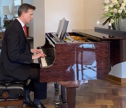 Ambasadorul britanic cântă românilor la pian o colindă VIDEO