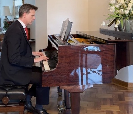 Ambasadorul britanic cântă românilor la pian o colindă VIDEO