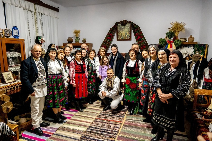 Nicușor Dan, colindat în satul bunicilor FOTO&amp;VIDEO
