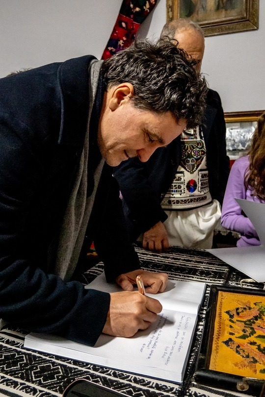 Nicușor Dan, colindat în satul bunicilor FOTO&VIDEO