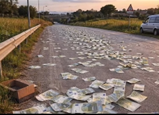 Sute de bancnote euro au căzut dintr-un camion, în Italia VIDEO