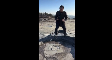 VIDEO Ambasadorul Japoniei promovează covrigii de Buzău din biroul lui Ciolacu, cârnații de Pleșcoi și Vulcanii Noroioși