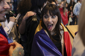 FOTO Alexandra Căpitănescu, primită cu aplauze pe Otopeni după Eurovision