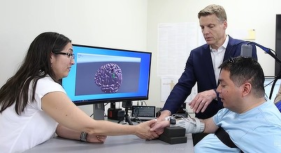Mișcarea mâinii și senzația de atingere la un pacient paralizat au fost restabilite cu ajutorul unui implant cerebral experimental