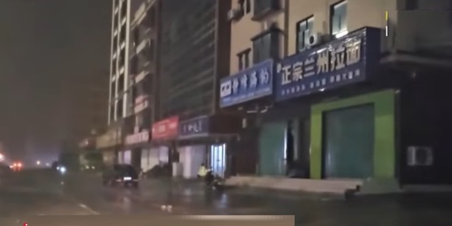 VIDEO Taifunul Noul lovește China și Hong Kong. Peste 340.000 de persoane au fost evacuate numai în provincia Guangdong. 350 de zboruri anulate. Câte persoane au fost rănite
