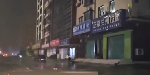 VIDEO Taifunul Noul lovește China și Hong Kong. Peste 340.000 de persoane au fost evacuate numai în provincia Guangdong. 350 de zboruri anulate. Câte persoane au fost rănite
