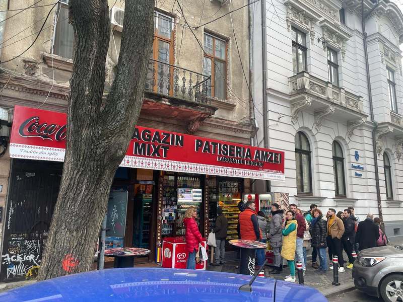 FOTO&VIDEO Merdeneaua a dus la "război" în București. O postare Mița Biciclista a avut efect opus, generând un val de simpatie pentru mica patiserie din Piața Amzei și acuzații de aroganță. Ciucu și chiar o ambasadă au intervenit în dispută