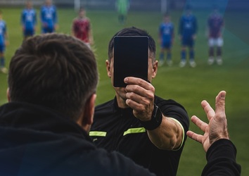 PREMIERĂ în fotbal: România introduce Cartonașul negru 
