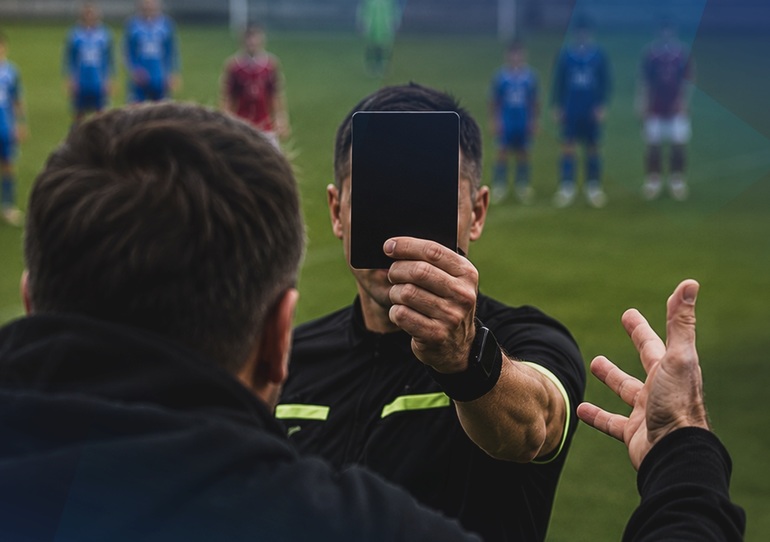 Arbitru afișând cartonaș negru fotbal pentru comportament abuziv al părinților la meci de fotbal juvenil U12, întrerupând jocul. | sursa foto: Profit