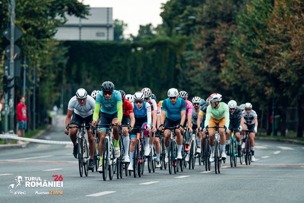 Turul României 2026 a cucerit inimile românilor și a crescut spectaculos: de zece ori mai mulți spectatori pe traseu, peste 2.500 de participanți la competițiile conexe și peste 3.000 de preluări în mass-media