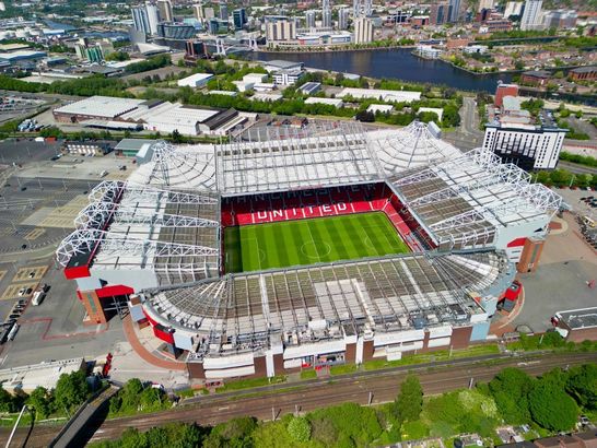 Manchester United vinde bucăți din gazonul de pe Old Trafford. Clubul a anunțat venituri record pentru sezonul 2025-2026