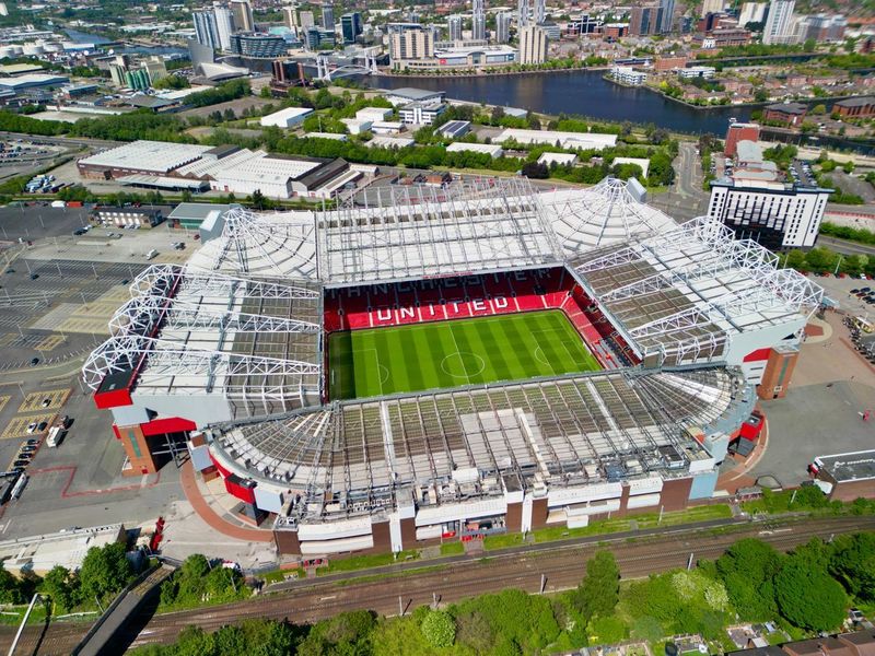 Manchester United vinde bucăți din gazonul de pe Old Trafford. Clubul a anunțat venituri record pentru sezonul 2025-2026