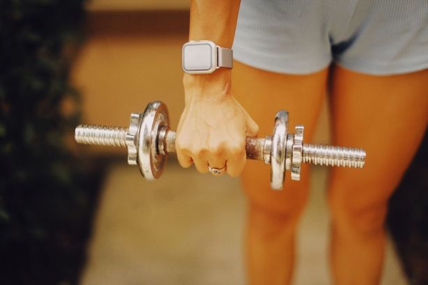 Gantere inteligente și aparate conectate: cum arată sala de fitness a viitorului