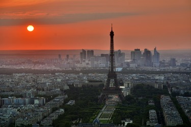 Paravion.ro: Românii mai merg spre Paris doar în interes de business, deși vacanțele s-au ieftinit cu 25% în ultima săptămână