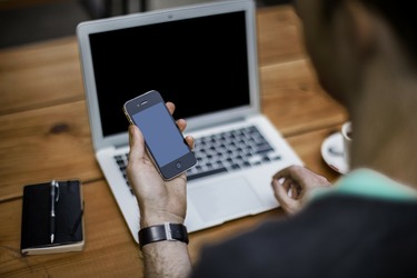 Peste 80% dintre românii care merg în străinătate caută hoteluri cu Wi-Fi gratuit 