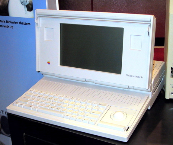 Apărut în 1989, Macintosh Portable a fost primul calculator 