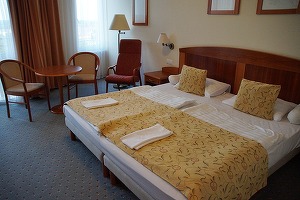 Hotelierii de la mare vor să-i angajeze permanent pe sezonieri, dar să nu plătească taxe pe salarii în extrasezon