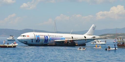 FOTO&VIDEO Ideea Turciei pentru a atrage turiști: Scufundarea unui Airbus în mare