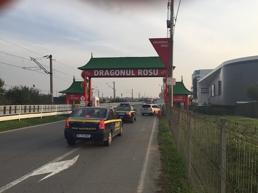 Inspectorii de la Antifraudă au venit cu cei de la Serviciului Imigrări la Dragonul Roșu. Comercianții au închis rapid magazinele
