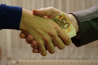 Șefă din Finanțe Publice, trimisă în judecată pentru mită și alimente luate de la oameni de afaceri pentru taxe mai mici sau îngăduință