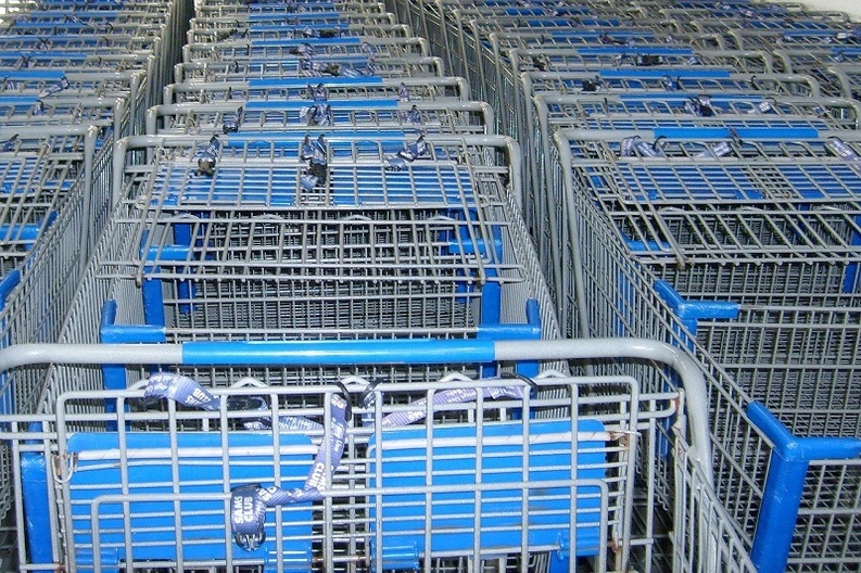Guvernul sare în ajutorul supermarketurilor încercând să blocheze supraimpozitul pregătit de parlamentari