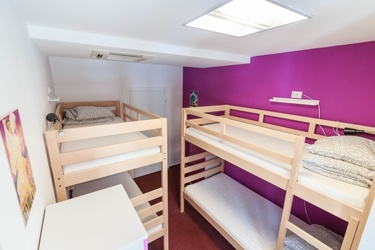 FOTO Piața hostelurilor crește alert. Au depășit de 10 ori numărul camerelor de hotel nou deschise. Povestea unui francez care și-a vândut averea pentru a socializa în hosteluri
