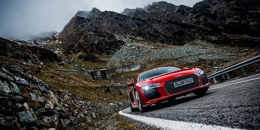 VIDEO & FOTO Audi a rulat, de Halloween, două modele de mare viteză pe drumurile din Transilvania, inclusiv Transfăgărășan, conduse de fostul prezentator ”Top Gear”