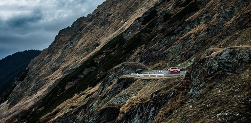 VIDEO & FOTO Audi a rulat, de Halloween, două modele de mare viteză pe drumurile din Transilvania, inclusiv Transfăgărășan, conduse de fostul prezentator ”Top Gear”