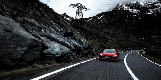 VIDEO & FOTO Audi a rulat, de Halloween, două modele de mare viteză pe drumurile din Transilvania, inclusiv Transfăgărășan, conduse de fostul prezentator ”Top Gear”