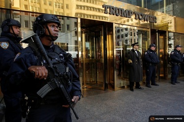 FOTO&VIDEO Trump Tower din New York, unde noul președinte SUA încă lucrează, a fost baricadat de NYPD, angajații nu mai pot folosi liftul cum vor