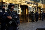 FOTO&VIDEO Trump Tower din New York, unde noul președinte SUA încă lucrează, a fost baricadat de NYPD, angajații nu mai pot folosi liftul cum vor