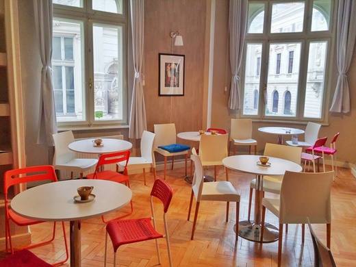 Hotelurile și restaurantele plătesc de anul viitor impozitul specific. Care va fi impactul