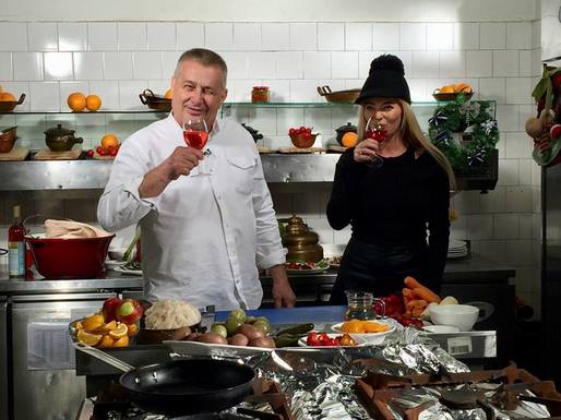 Mircea Dinescu are ''lipici'' la străini. Turiștii din alte țări mănâncă 40.000 de sarmale pe an la restaurantul lui, după o rețetă agreată și de Sadoveanu