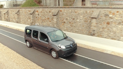 FOTO Renault a testat cu succes două Kangoo Z.E. cu încărcare wireless, din mers