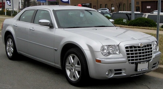 Jeep Wrangler și Chrysler 300, rechemate în service pentru defecțiuni la airbaguri. Ruperea de fragmente metalice poate răni pasagerii