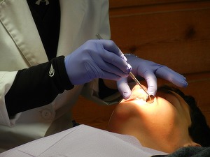 Stomatologii caută soluții să vină mai aproape de clienți. Un stomatolog timișorean și-a deschis clinică lângă aeroport pentru a fi găsit mai ușor de străini