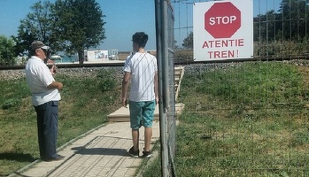 FOTO Cel mai nou și mai inedit job de pe litoral: îndrumător pentru turiștii care traversează calea ferată
