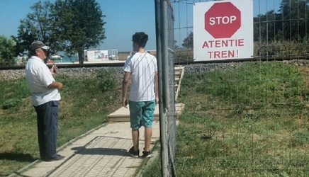 FOTO Cel mai nou și mai inedit job de pe litoral: îndrumător pentru turiștii care traversează calea ferată