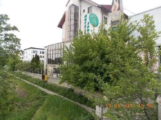 FOTO Hotelul Sport din Onești, din patrimoniul RAFO Onești, a fost scos la vânzare
