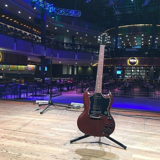 Compania care produce chitarele Gibson, folosite și de The Rolling Stones, Led Zeppelin și Slash, și-a declarat falimentul. Compania este și proprietara pianelor Baldwin folosite de Leonard Bernstein și Ray Charles 