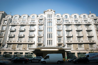 Conflict în turism: Murad deschide hotelul Lido în august, dar a dat Primăria în judecată pentru că nu-i închiriază locuri de parcare. "Funcționarii din Primărie ne-au sfătuit să-i acționăm în instanță și poate câștigăm, cum a făcut Copos la Hilton"