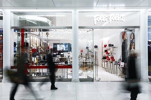Cel mai mare scandal al bursei elene din ultimele decenii: Grupul Folli Follie, care controlează în România unul din cei mai mari retaileri, cere protecție, caută bani și așteaptă cele mai mari amenzi din istoria Bursei de la Atena