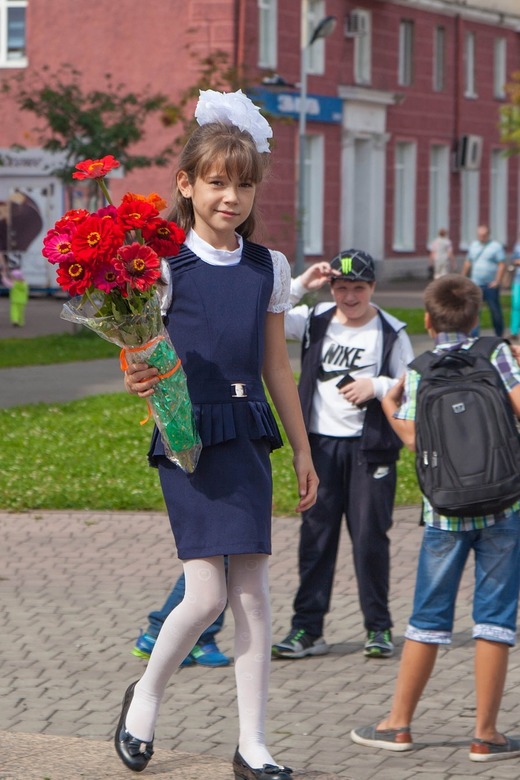 Prima zi de școală crește de 3 ori afacerile tarabelor cu flori, dar tendința este spre flori tot mai puține și mai ieftine. Varianta pentru profesori - bunuri de folosință îndelungată sau plante la ghiveci