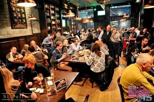 Vânzările în pub-urile din Centrul Vechi al Capitalei cresc cu peste 25% din octombrie. Românii se întorc în baruri, dar britanicii rămân preferați. "Un englez bea cât zece români, până în zori sau până când i se termină banii"