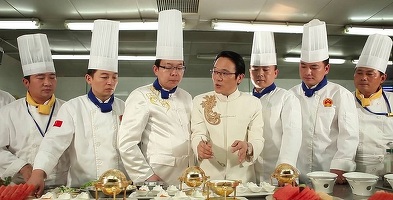 România rămâne fără bucătari în 5 ani, iar restaurantele vor avea de ales: dublează prețul mâncării pentru salarii mai mari sau servesc clienților ciorbă de burtă și sărmăluțele făcute de bucătari chinezi