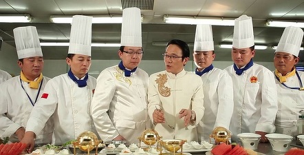 România rămâne fără bucătari în 5 ani, iar restaurantele vor avea de ales: dublează prețul mâncării pentru salarii mai mari sau servesc clienților ciorbă de burtă și sărmăluțele făcute de bucătari chinezi