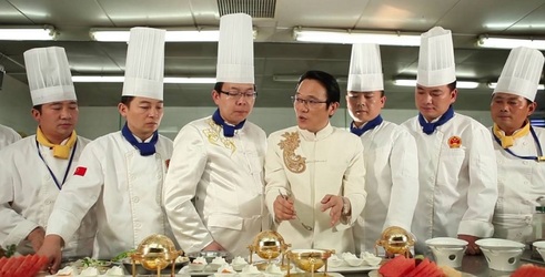 România rămâne fără bucătari în 5 ani, iar restaurantele vor avea de ales: dublează prețul mâncării pentru salarii mai mari sau servesc clienților ciorbă de burtă și sărmăluțele făcute de bucătari chinezi